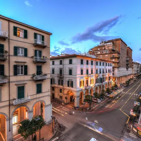 By The First - Luxury & 게스트하우스 3*